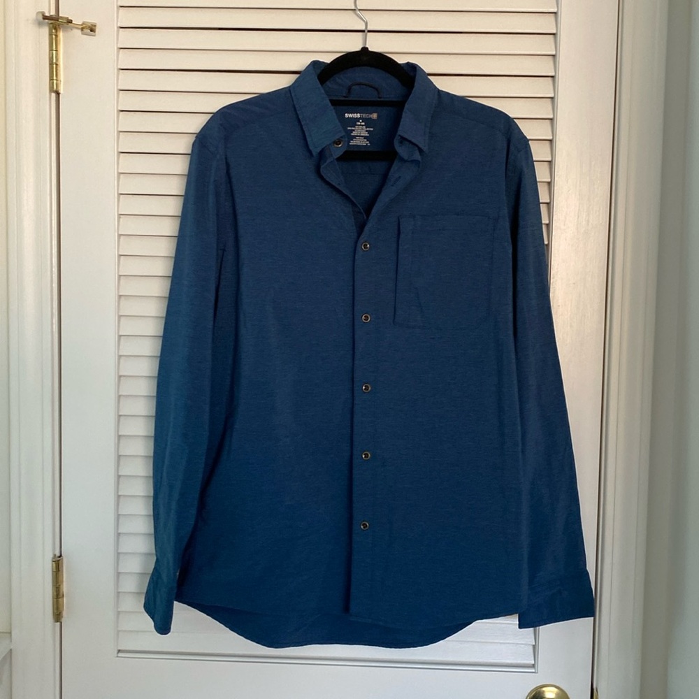 Swiss Tech Mens Shirt. Brass button detailing. Medium